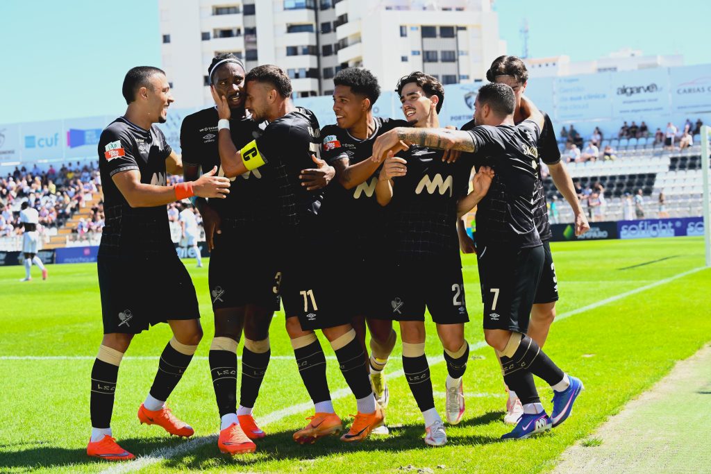 Armada sorri em Portimão